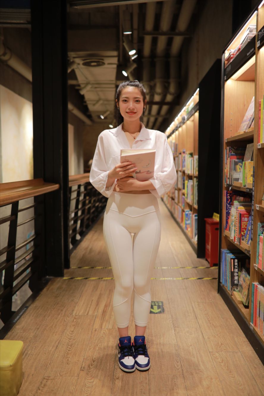 图片[2]-白色瑜伽裤女孩(套图+视频)-街拍图满多