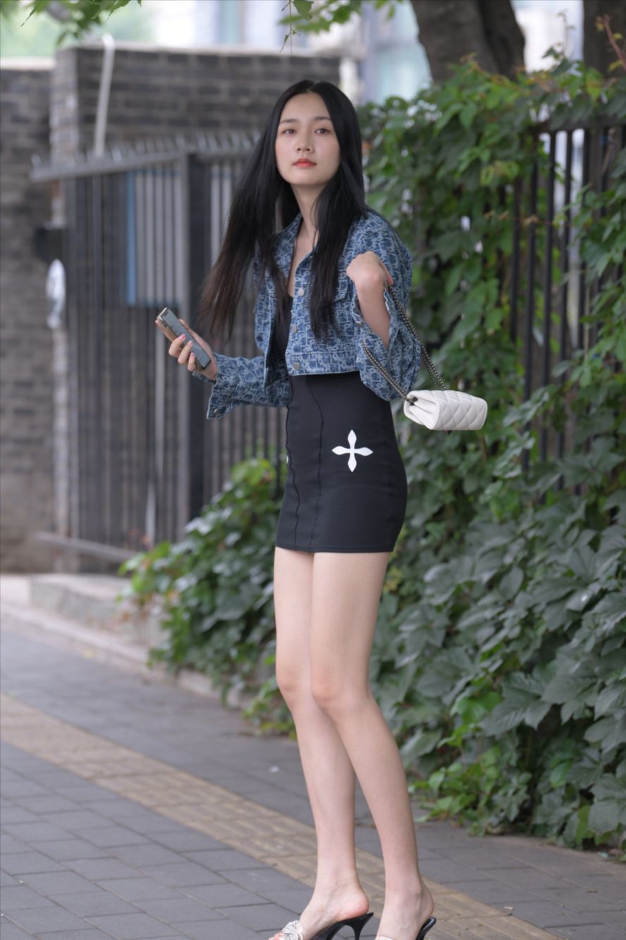 图片[3]-黑色短裙大长腿美女-街拍图满多