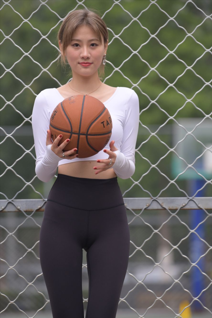 图片[7]-打篮球的黑色瑜伽裤美女(套图+视频)-街拍图满多