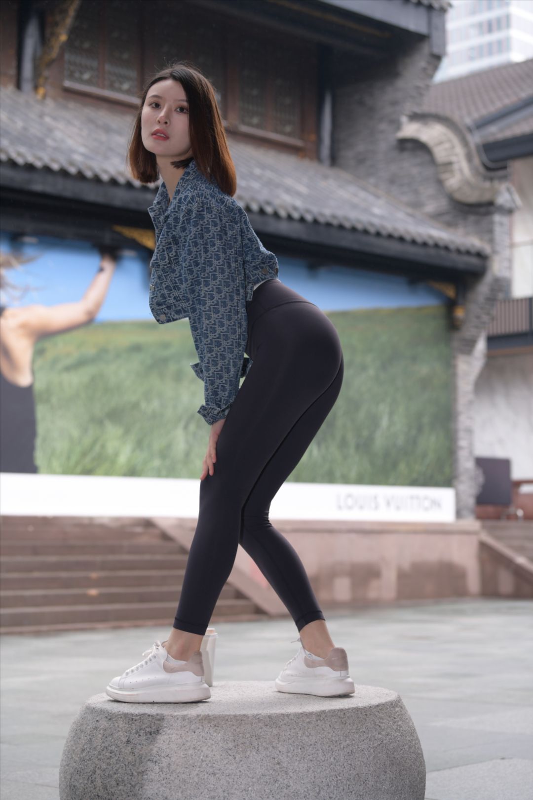 黑色瑜伽裤美女(套图+视频)-街拍图满多