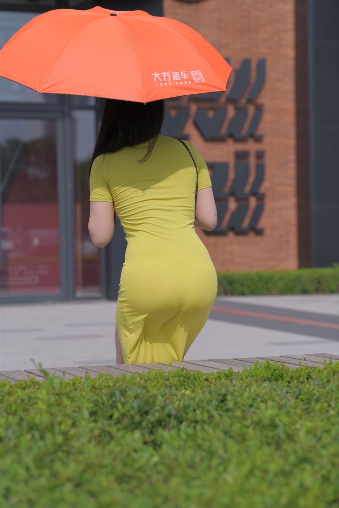 图片[7]-黄色长裙美女-街拍图满多